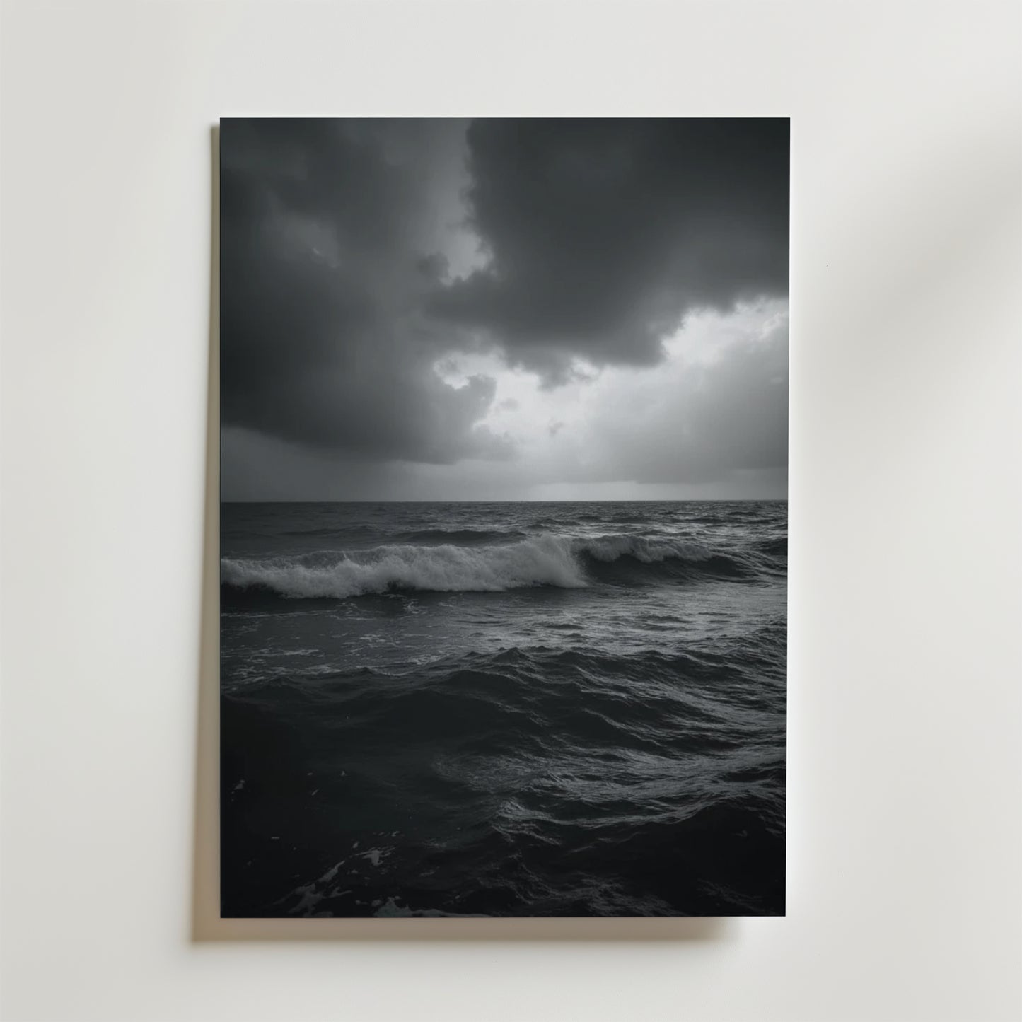 Bozetto Stormy Waves Poster föreställer mörka, skakiga vågor under dramatiska moln. Det svartvita konstverket är tryckt på premiumpapper med en lyxig matt yta och skapar ett stämningsfullt och atmosfäriskt havslandskap.