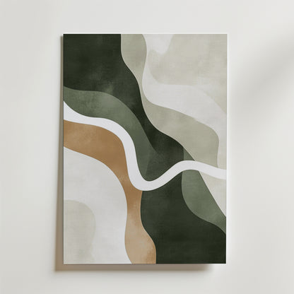 Abstrakt Green Shapes Poster by Bozetto har vågiga mörkgröna, beige och bruna former på premiumpapper med en lyxig matt finish och en vit böjd linje som ger rörelse och djup.