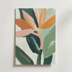 Bozetto Tropical Bloom Poster föreställer en paradisfågel med orange och rosa kronblad, frodiga gröna blad och en ljus bakgrund. Tryckt på FSC-certifierat premiumpapper med lyxigt matt yta.