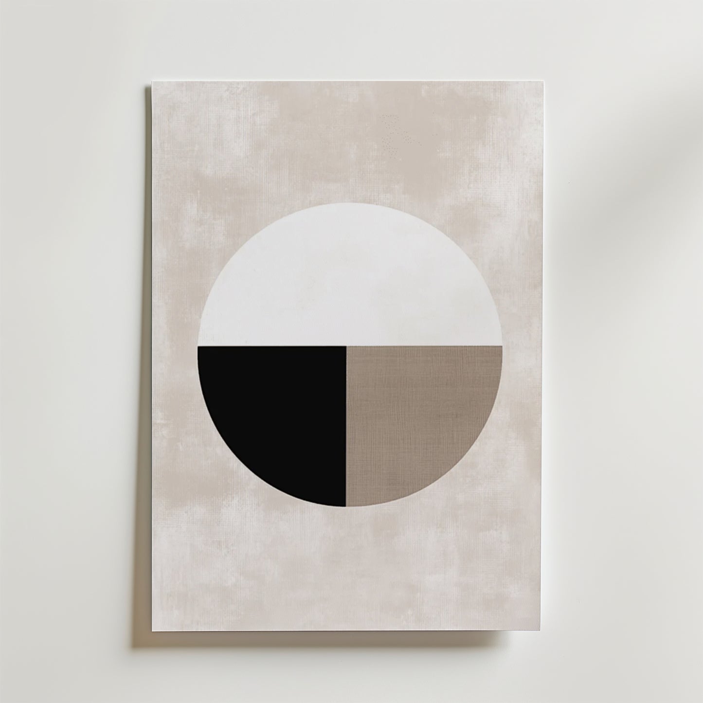 Bozetto's Abstract Single Round Shape Poster visar upp en minimalistisk design: en stor cirkel uppdelad i vita, svarta och beige delar på en texturerad ljusbeige matt yta premiumpapper bakgrund.