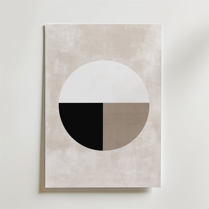 Bozetto's Abstract Single Round Shape Poster visar upp en minimalistisk design: en stor cirkel uppdelad i vita, svarta och beige delar på en texturerad ljusbeige matt yta premiumpapper bakgrund.