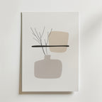 Bozettos Nordic Still Life Poster har abstrakta former i neutrala toner på FSC-certifierat premiumpapper, markerat med en djärv svart linje och fina grenliknande detaljer för en högkvalitativ finish.