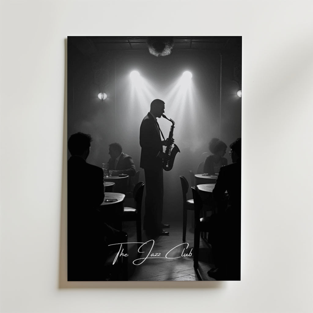 En svartvit Bozetto "The Jazz Club Poster" visar en saxofonist på scenen i en svagt upplyst jazzklubb, med silhuetter av publikmedlemmar framför och titeln längst ner, tryckt på premiumpapper.