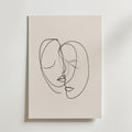 Silent Intimacy Poster by Bozetto har en minimalistisk linjeteckning av två abstrakta ansikten på en ljus bakgrund, tryckt på premiumpapper för att väcka kontakt och känslor genom enkla, flytande linjer.