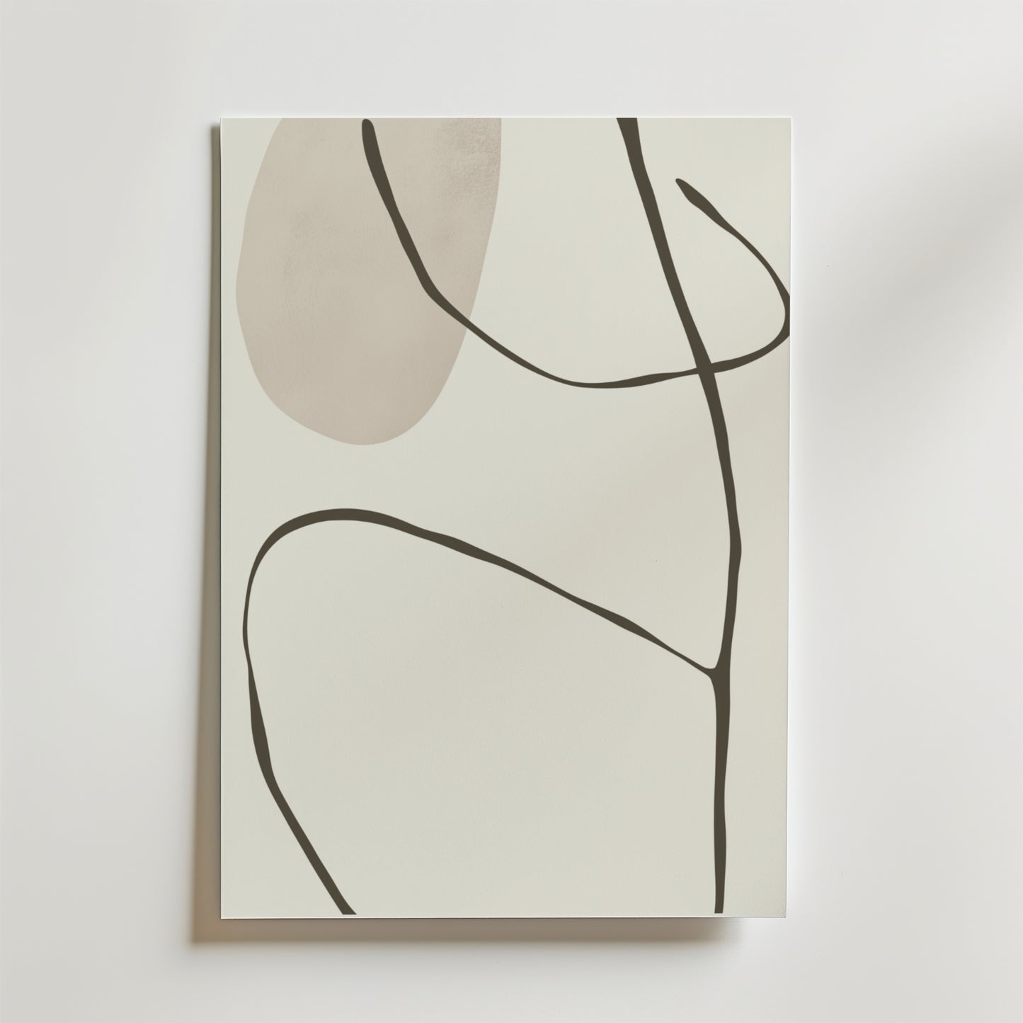 Bozetto Flow of Silence Poster har en beige organisk form och tunna, flytande svarta linjer på premium FSC-certifierat papper - perfekt för att skapa en harmonisk atmosfär i ditt hem.