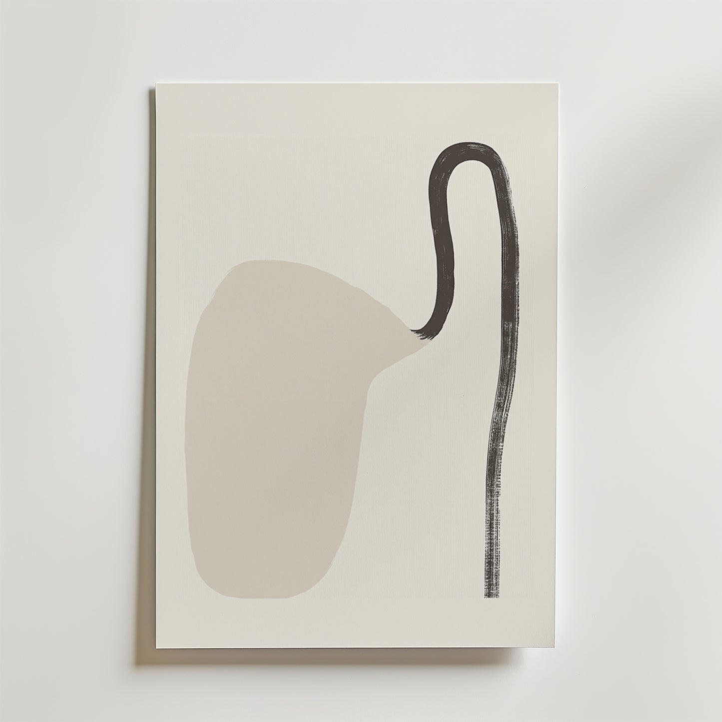 Postern Soft Flow från Bozetto visar minimalistisk abstrakt konst på matt premiumpapper, med en stor oregelbunden beige form till vänster som är kopplad till en djärv svart linje mot en vit bakgrund.