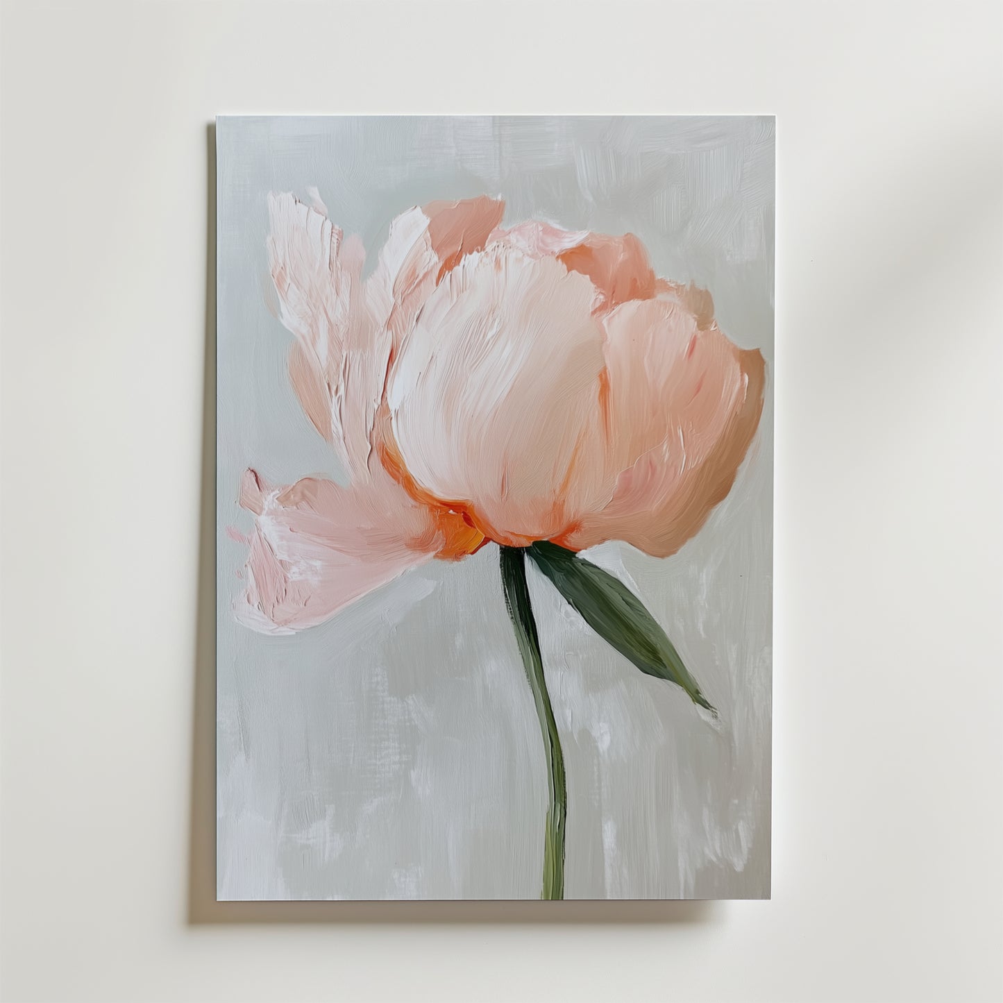 Lonely Rose No.2 Poster by Bozetto föreställer en ensam rosa pion med grön stjälk på en ljusgrå bakgrund, återgiven med mjuka, impressionistiska penseldrag på premiumpapper för en delikat, luftig effekt.