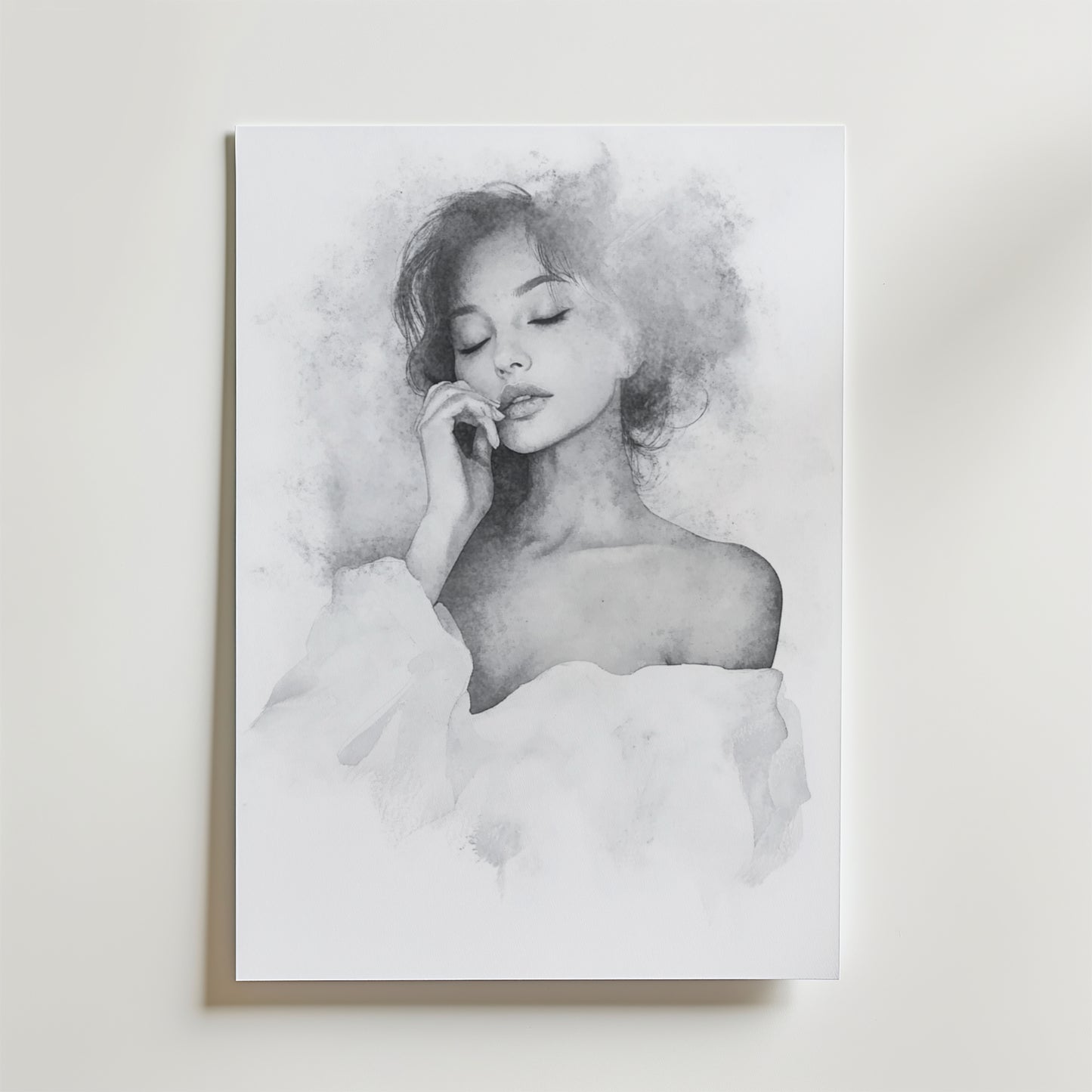 Silent Dreams Poster by Bozetto visar en monokrom illustration av en lugn kvinna med löst hår och en off-shoulder topp, drömska skuggningar och blekta molnliknande kanter, tryckt på FSC-certifierat premiumpapper.