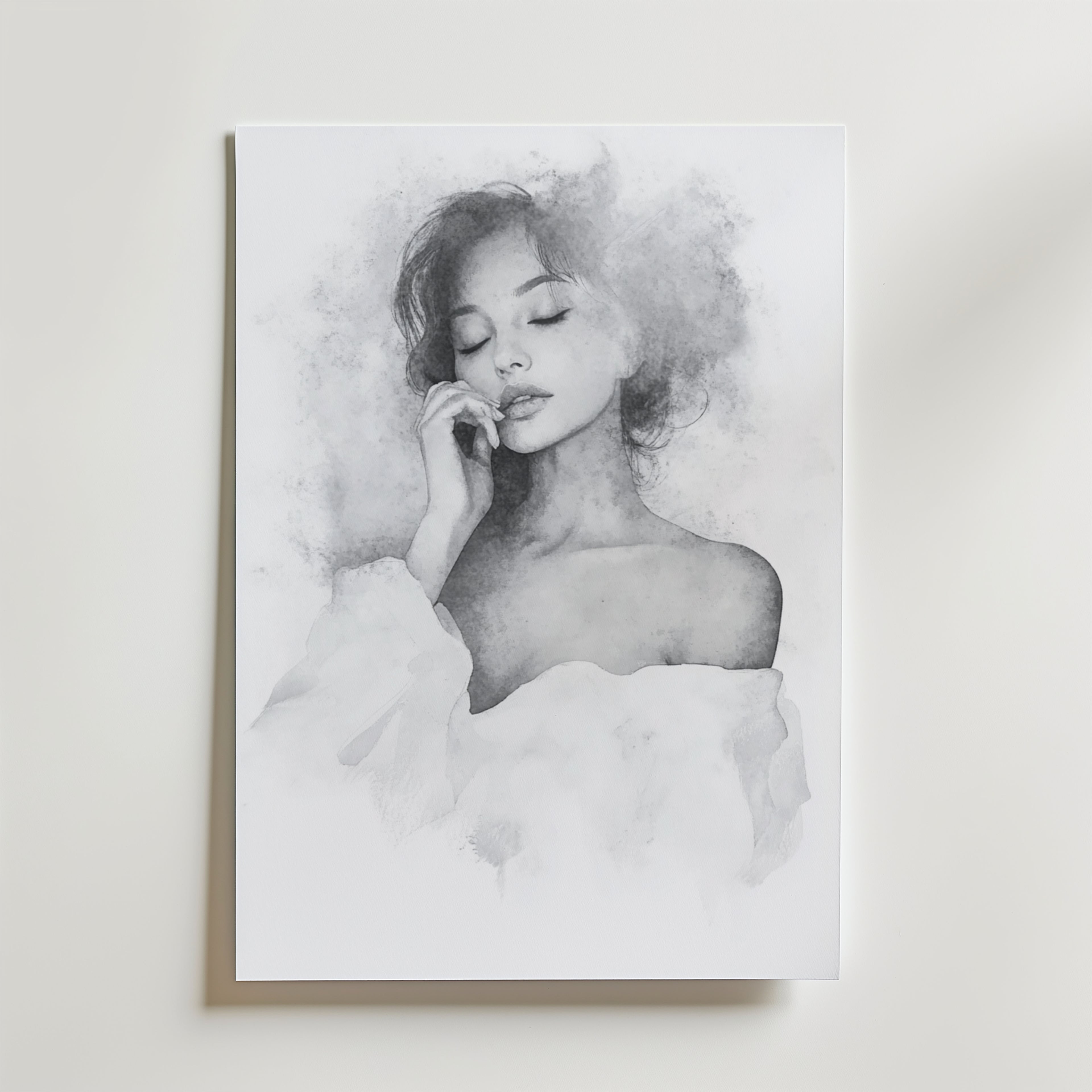 Silent Dreams Poster by Bozetto visar en monokrom illustration av en lugn kvinna med löst hår och en off-shoulder topp, drömska skuggningar och blekta molnliknande kanter, tryckt på FSC-certifierat premiumpapper.