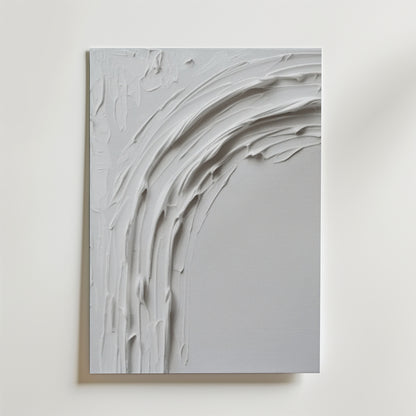 Abstract White Movement No.2 Poster by Bozetto har en lyxigt matt yta med böjda, upphöjda linjer av tjock vit färg som sveper diagonalt och skapar ett minimalistiskt och strukturerat abstrakt mönster.