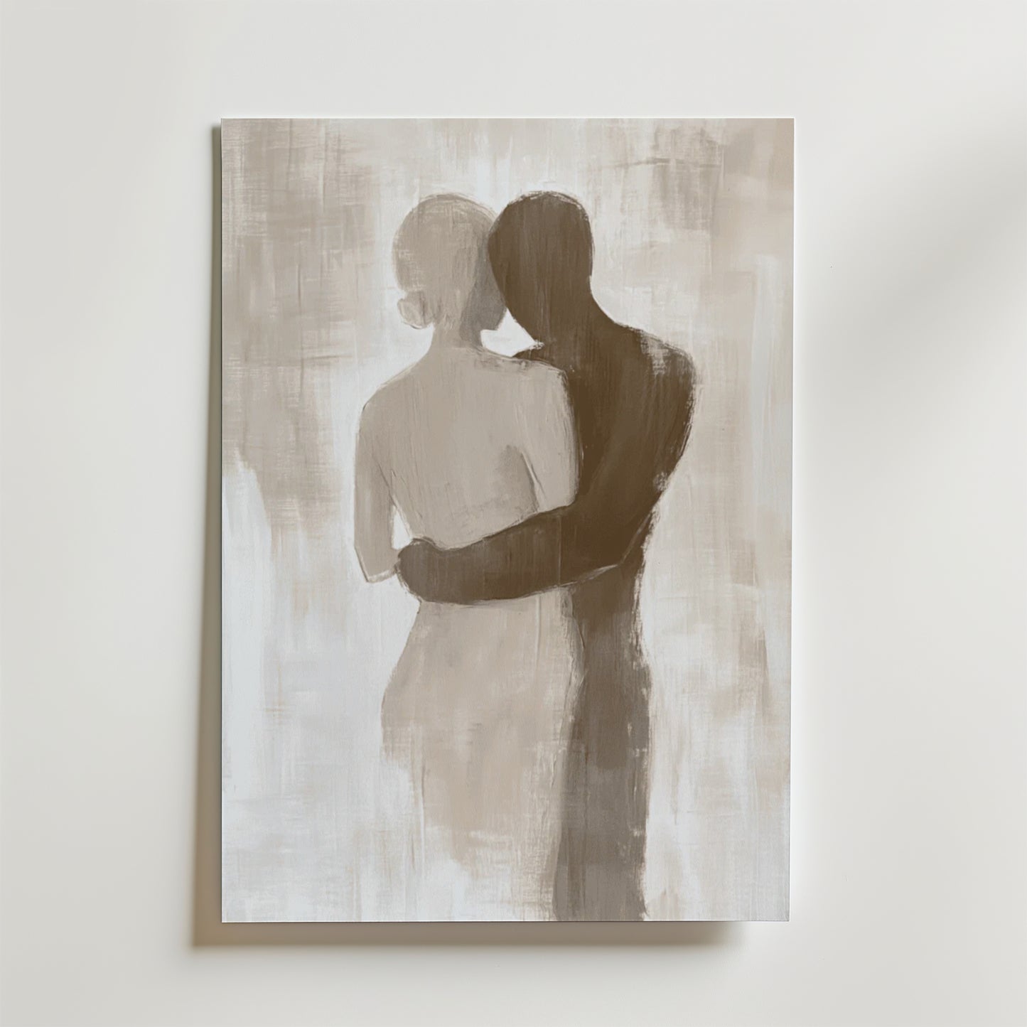 Bozetto Abstract Love Poster föreställer två personer som omfamnar varandra, visade bakifrån i mjuka beige och bruna toner på en suddig neutral bakgrund, tryckt på premiumpapper - ett elegant, monokromatiskt konstverk för ditt rum.