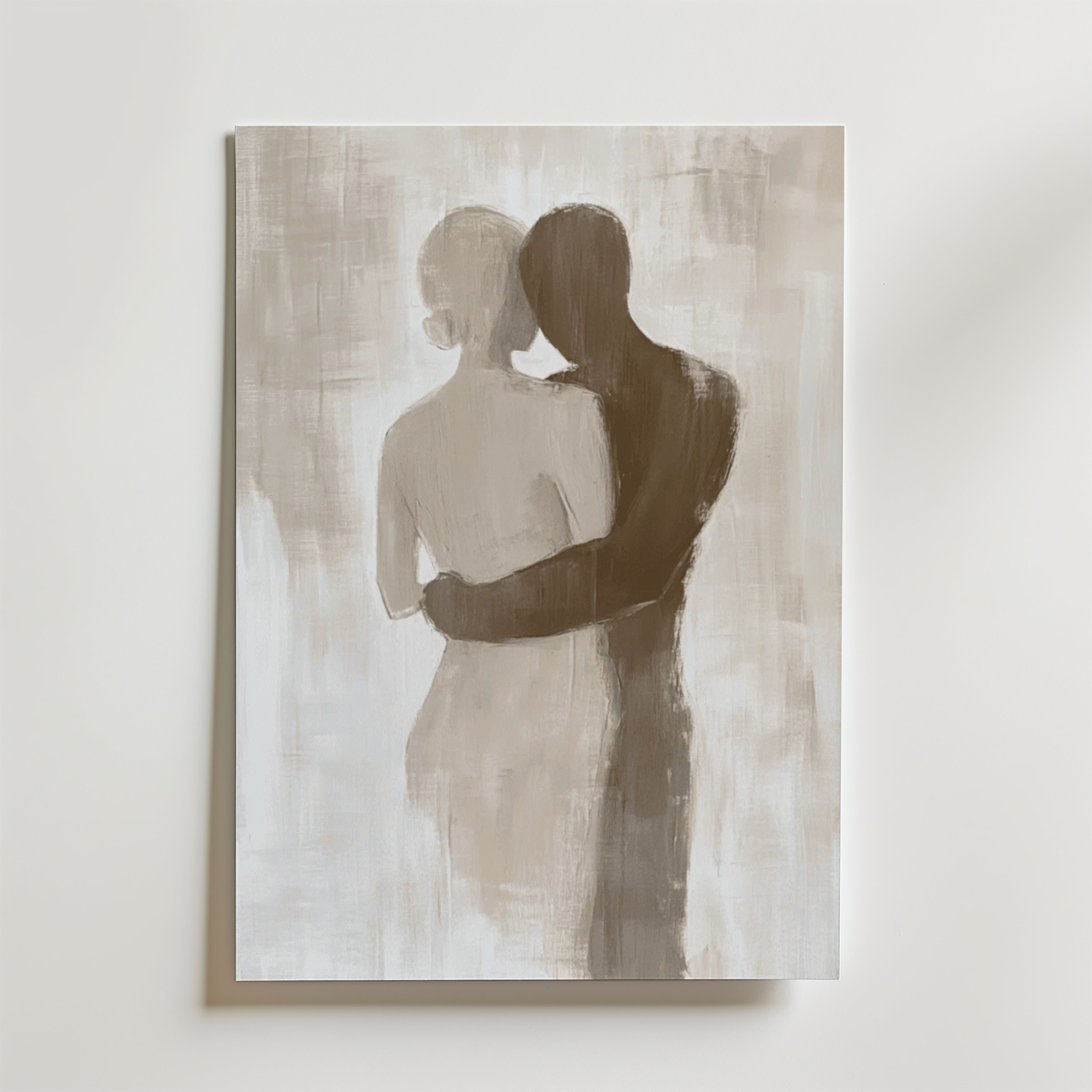 Bozetto Abstract Love Poster föreställer två personer som omfamnar varandra, visade bakifrån i mjuka beige och bruna toner på en suddig neutral bakgrund, tryckt på premiumpapper - ett elegant, monokromatiskt konstverk för ditt rum.