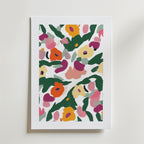 Plakatet Bold Abstract Floral Poster från Bozetto har levande gröna, rosa, gula, orange och röda penseldrag i ett blommotiv på vitt, satt i en vit matt ram. Tryckt på FSC-certifierat premiumpapper för långvarig kvalitet.