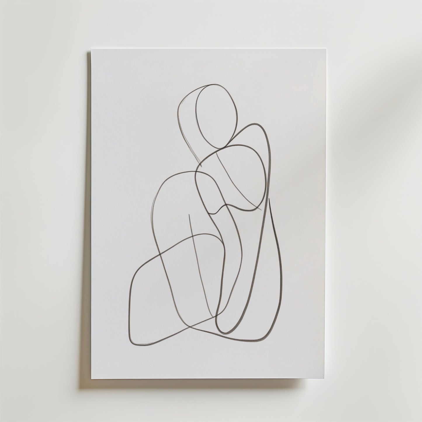 Seated Abstract Figure Poster från Bozetto har minimalistiska, överlappande svarta linjer på vit canvas, som antyder en sittande figur. Affischen är tryckt på premiumpapper med en lyxigt matt yta och ger en elegant och modern finish.