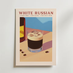Bozetto White Russian Cocktail Poster på matt premiumpapper har en minimalistisk design med ett cocktailglas, Kahlúa, kaffebönor och en pastellfärgad bakgrund. Receptet ovan innehåller vodka, Kahlúa och grädde.