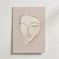 Bozetto Serenity Line Face Poster föreställer ett lugnt ansikte med slutna ögon i enkla svarta konturer och mjuka skuggningar på premiumpapper med matt finish, vackert placerad mot en ljus vägg.