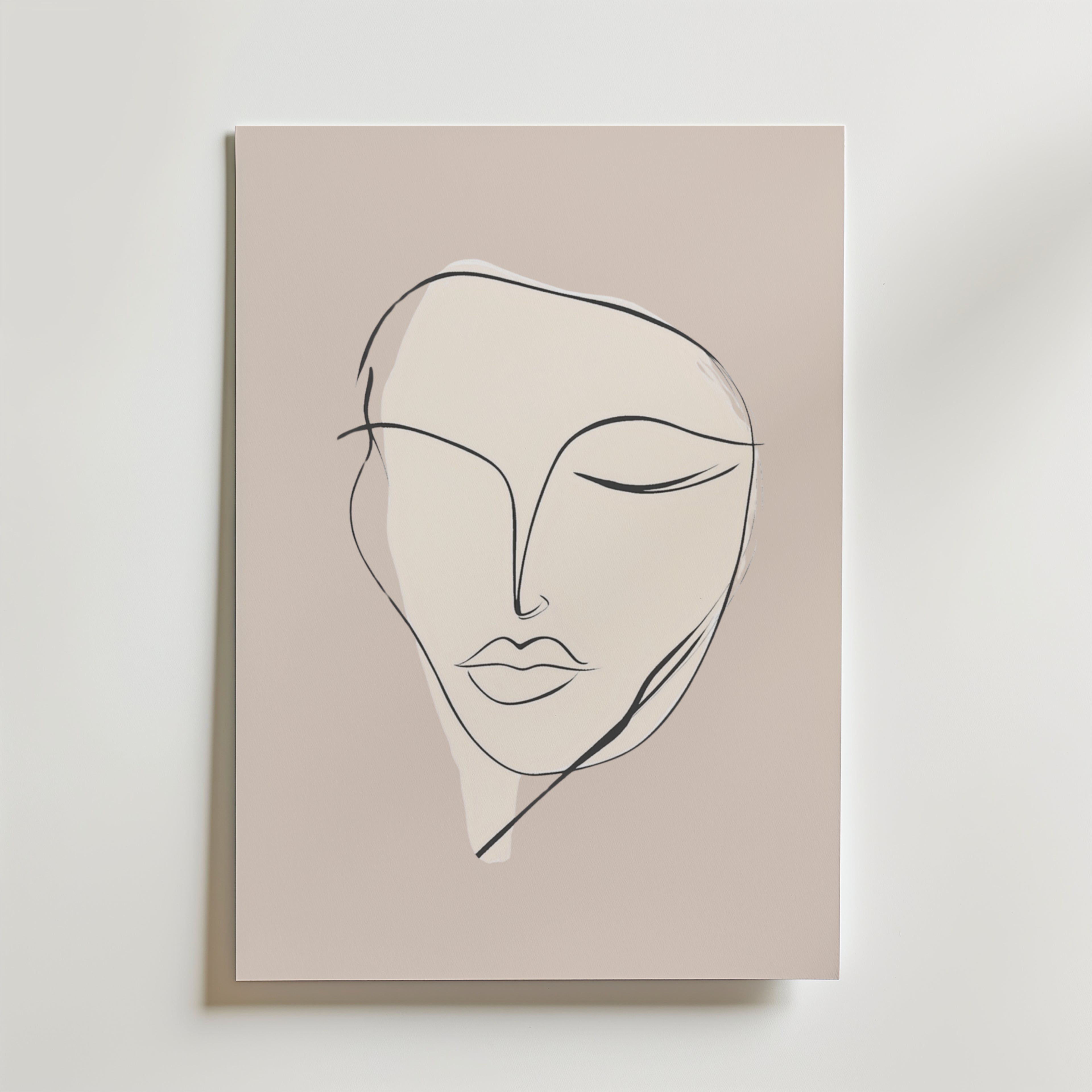 Bozetto Serenity Line Face Poster föreställer ett lugnt ansikte med slutna ögon i enkla svarta konturer och mjuka skuggningar på premiumpapper med matt finish, vackert placerad mot en ljus vägg.