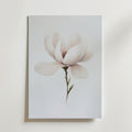 Bozettos minimalistiska magnolia Poster visar en magnolia med mjuka vita kronblad och gröna blad på en ljus bakgrund, tryckt på premiumpapper för en raffinerad touch - perfekt för inredning.