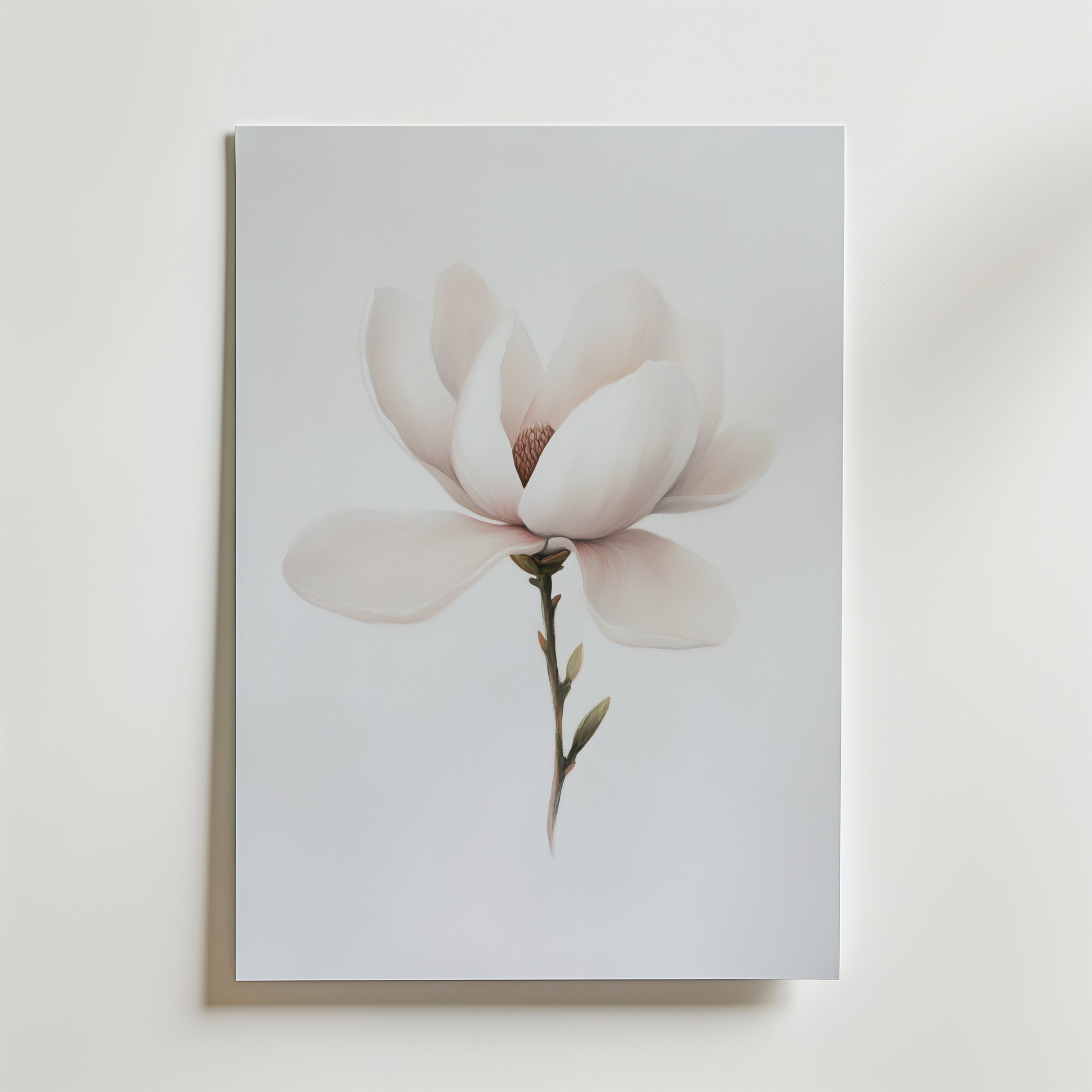 Bozettos minimalistiska magnolia Poster visar en magnolia med mjuka vita kronblad och gröna blad på en ljus bakgrund, tryckt på premiumpapper för en raffinerad touch - perfekt för inredning.