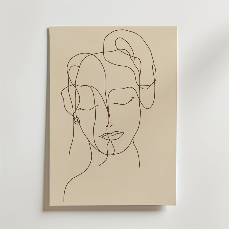 Kindred Faces Poster by Bozetto har minimalistisk linjekonst av en kvinnas ansikte med slutna ögon på premiumpapper, där den djärva linjen kontrasterar vackert mot en beige canvas och kompletterar alla ljusa väggar.
