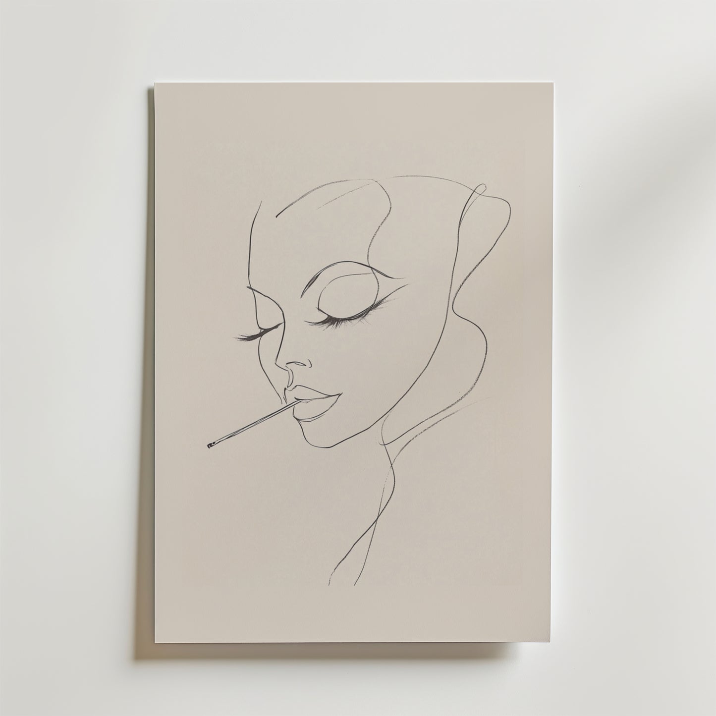 Bozetto Vintage Femme Smoking Poster har en minimalistisk linjeteckning av ett kvinnoansikte i profil med slutna ögon, långa fransar och en cigarett, tryckt på premiumpapper med en lyxig matt finish.