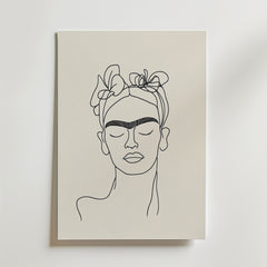 Bozetto Frida Inspired Line Art No.2 Poster föreställer en kvinna med blommor i håret och djärva ögonbryn, ritad på cremefärgat premiumpapper mot en ljus bakgrund.