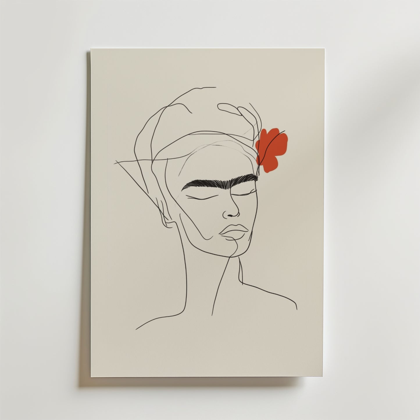 Bozetto Frida Inspired Line Art Poster föreställer ett minimalistiskt kvinnoansikte med slutna ögon, tjocka ögonbryn och en röd blomma, tryckt på premiumpapper och placerad på en vertikal, något upphöjd canvas.