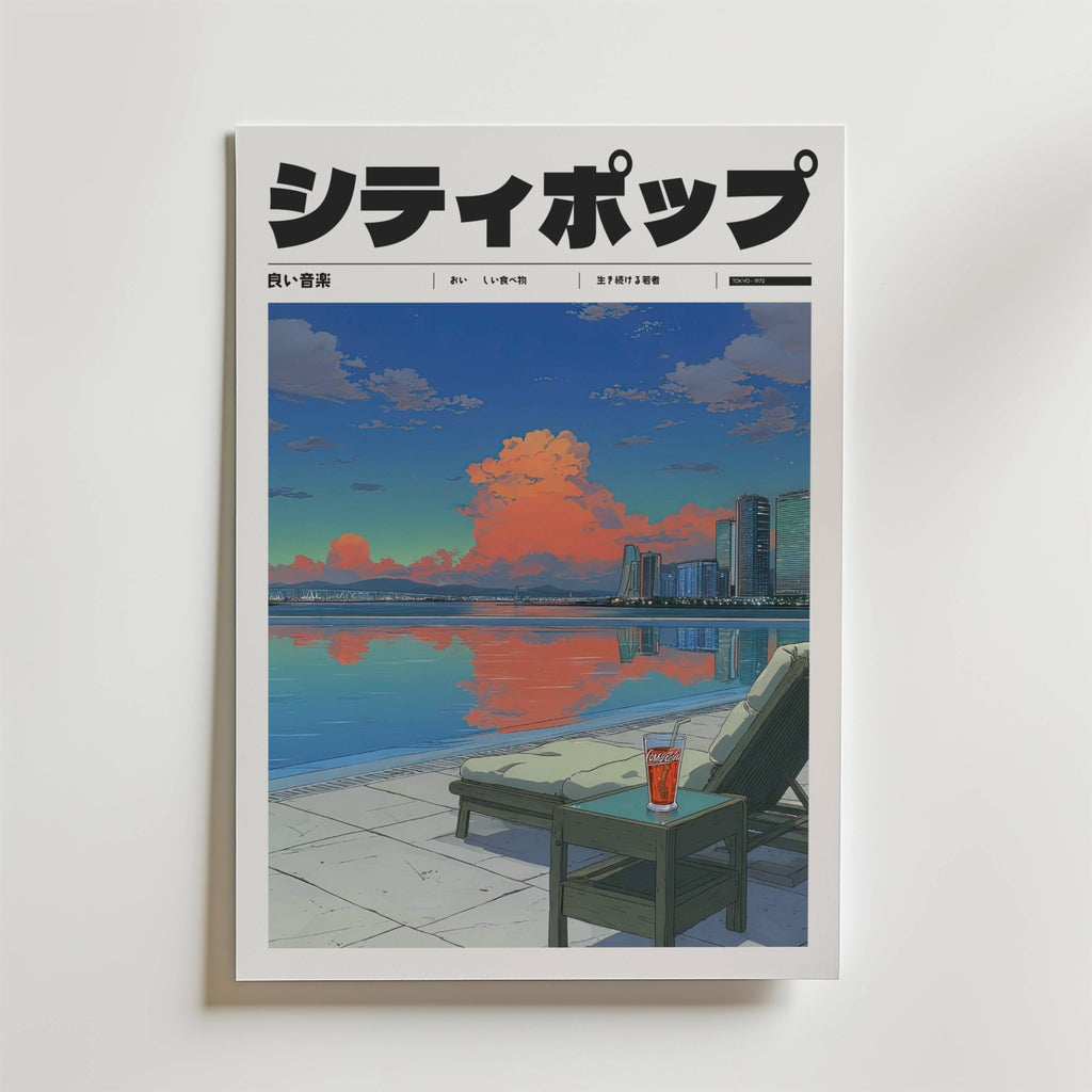 Bozetto City Mirage Poster har japansk text, en solnedgång vid en strandpromenad med en solstol och drink, stadens reflektion i poolen och dramatiska moln som fyller himlen.