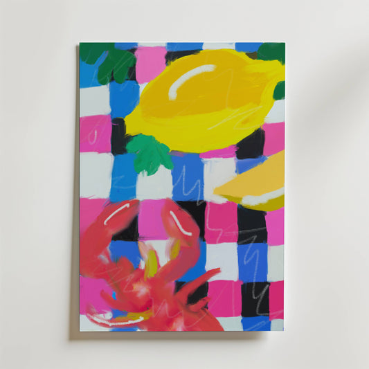 Mediterranean Play Poster från Bozetto: färgstark väggkonst med gul citron, citronklyfta och röd hummerklo på en livlig, rutmönstrad bakgrund i blått, rosa, vitt och svart - perfekt som sommarposter till japandisk inredning.