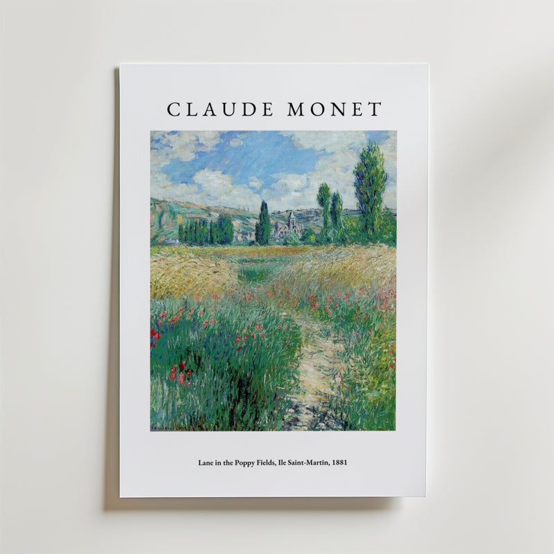 Bozetto Claude Monet Poster Lane In The Poppy Fields visar Monets landsbygdsscen från 1881 med vildblommor och en blå himmel, vackert presenterad på en vit bakgrund.