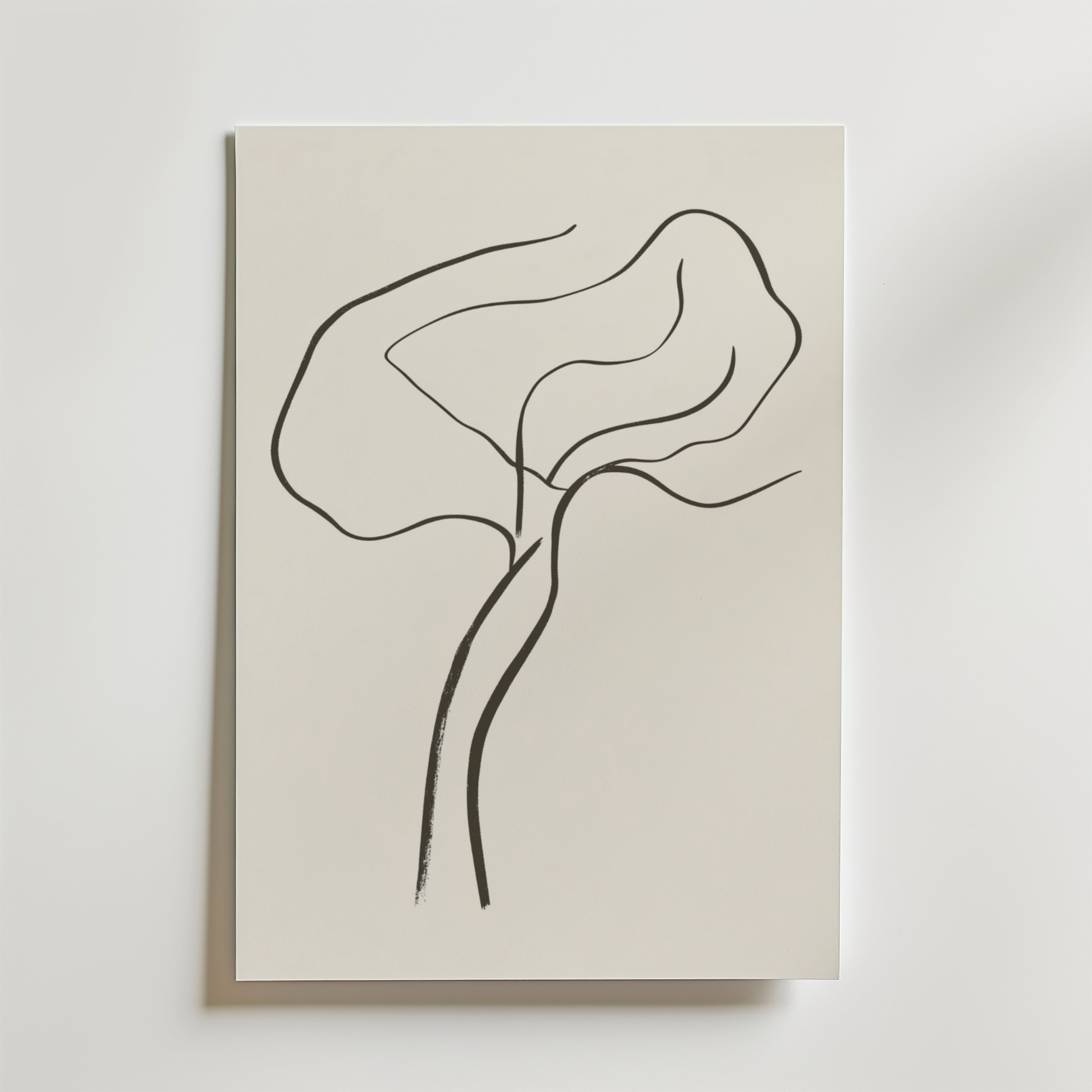 Bozetto Dancing Tree Line Poster har en minimalistisk svart linjeteckning av ett stiliserat träd på vitt FSC-certifierat premiumpapper, perfekt för elegant inredning. Enkla kurvor formar stammen och grenarna för en modern touch.