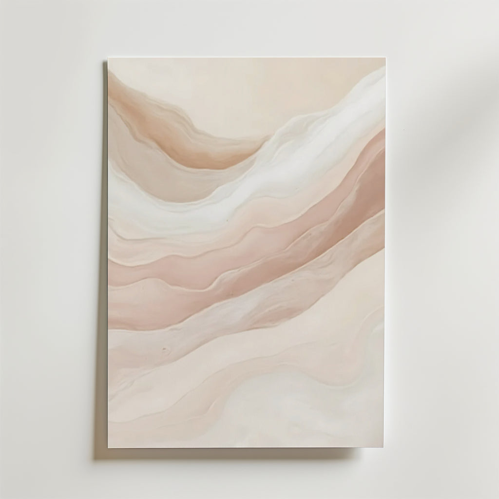 Bozetto Abstract Mountain Poster visar flödande, skiktade vågor i mjuka, neutrala toner på FSC-certifierat premiumpapper med en lyxigt matt yta, vilket skapar ett lugnande, organiskt mönster mot en vit bakgrund.