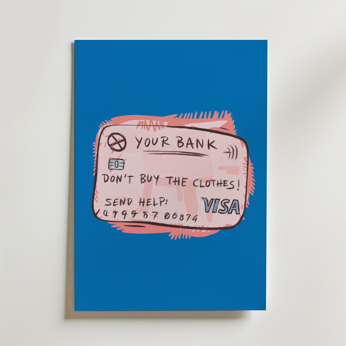 Bozetto Kreditkort Varning Poster: En satirisk affisch med handritat kreditkort, texten "DONT BUY THE CLOTHES! SEND HELP: 499 579 0676" och VISA-logga på blå bakgrund-en tydlig konsumtionskritik.