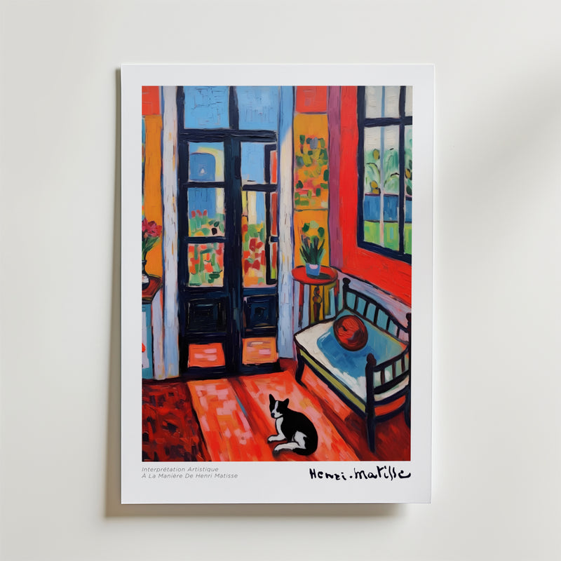 Bozettos L'Atelier Rouge inspirerade Matisse Poster fångar fransk elegans: ett solbelyst rum med svarta franska dörrar, blå bänk, röd kudde, krukväxter och en svartvit katt - som utstrålar konstnärlig frihet.