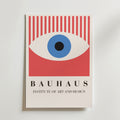 Bozetto Bauhaus Eye Design Poster visar ett stiliserat öga med röda, blå och vita geometriska former på premiumpapper - en djärv hyllning till Bauhaus Institute of Art och modern design.