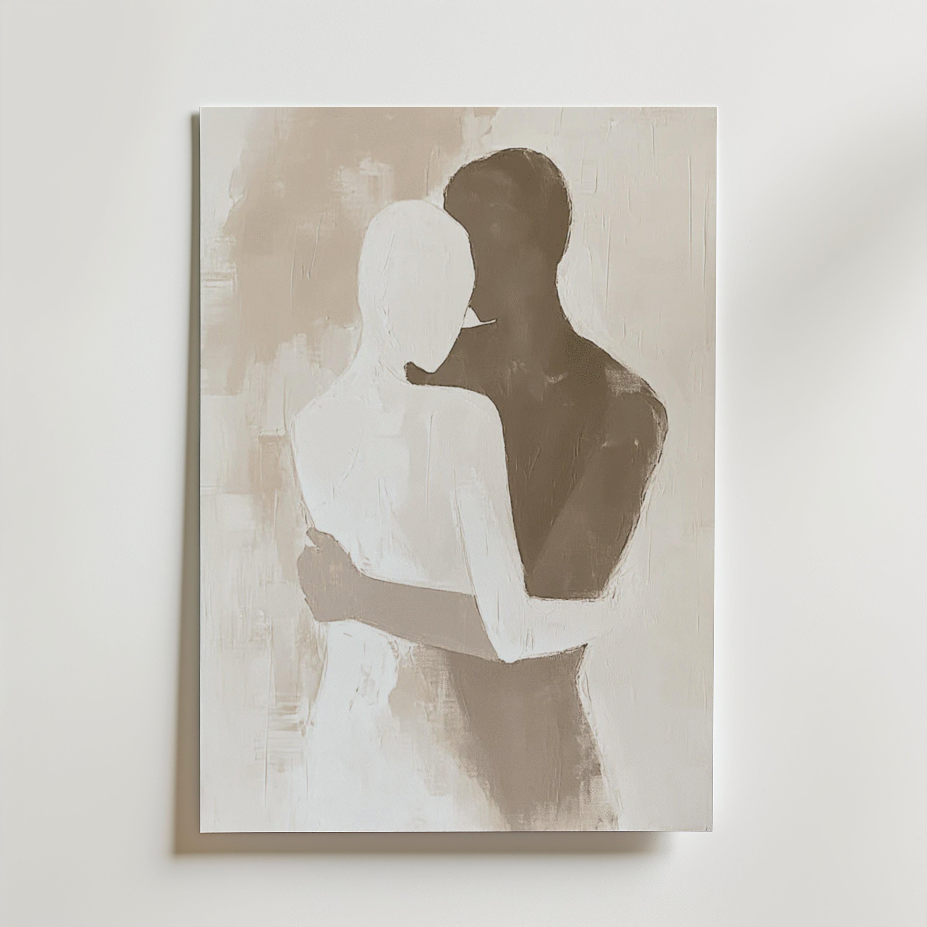 Bozettos Abstract Love No.2 Poster visar två figurer som omfamnar varandra i mild kontrast mot en neutral bakgrund, tryckt på premiumpapper med en matt finish för en elegant, intim touch.