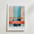 Bozetto "Between Sky & Sleep Mark Rothko Poster" har en abstrakt minimalistisk design i mjukt blått, persika och orange på FSC-certifierat premium matt papper, med "MARK ROTHKO", ett citat och en fransk undertitel som refererar till hans konst.