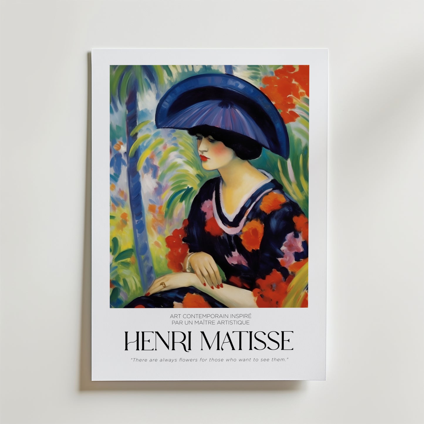 Tropical Contemplation Matisse Poster från Bozetto är en färgstark konstprint som visar en kvinna i blå hatt och blomstrande klänning, omgiven av tropisk växtlighet, med Henri Matisse-citat och fransk beskrivning nedtill.