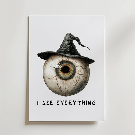 Bozetto I See Everything Poster föreställer en stor ådrig ögonglob i en häxhatt som blandar mörk elegans. "I SEE EVERYTHING" står under, vilket gör denna unika öga poster perfekt för effektfulla väggdekor på en vit bakgrund.