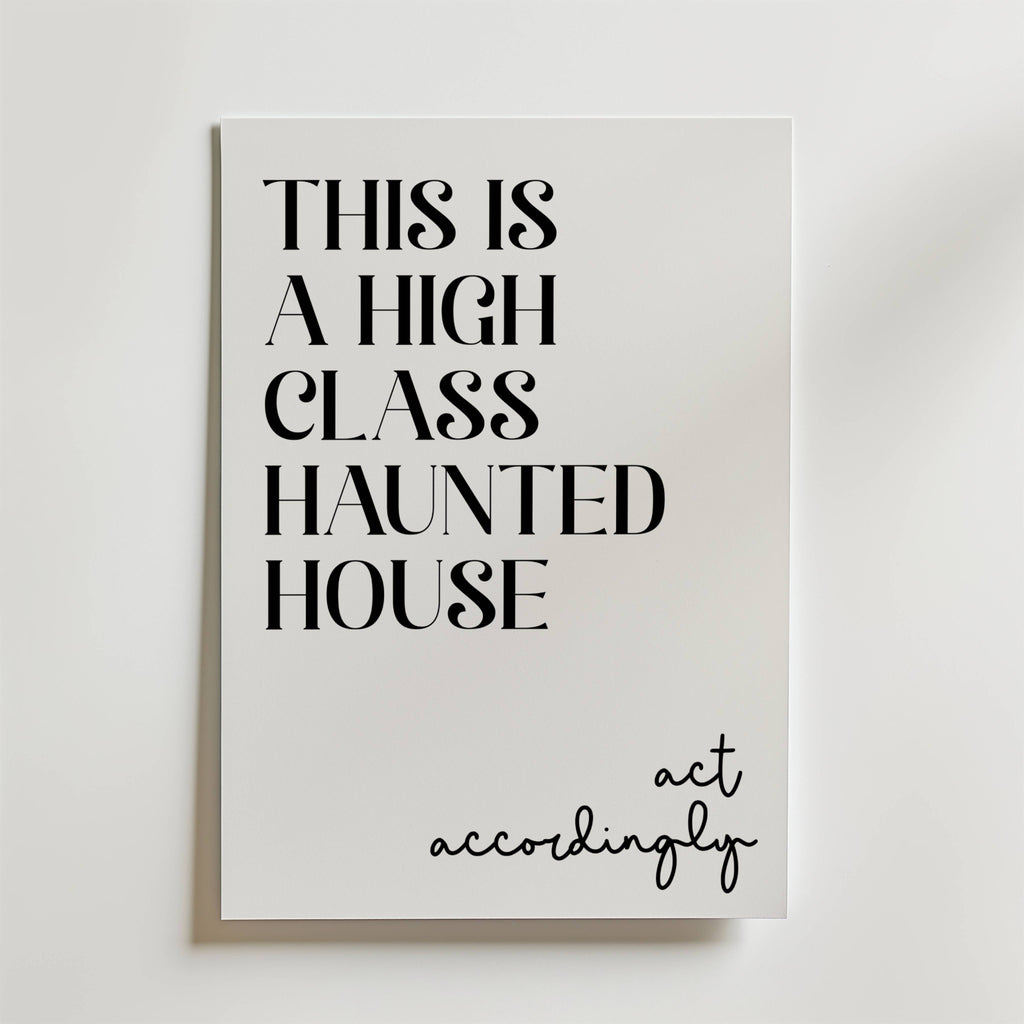 Bozetto Elegant Haunt Poster har en fet svart text som lyder "THIS IS A HIGH CLASS HAUNTED HOUSE" med kursivt "act accordingly" - ett stilfullt motiv för alla sofistikerade spökhus.