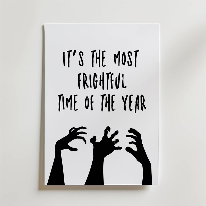 Bozetto Frightful Season Poster är ett snyggt Halloweenprint med "It's the most frightful time of the year" ovanför tre läskiga, utsträckta handsilhuetter.