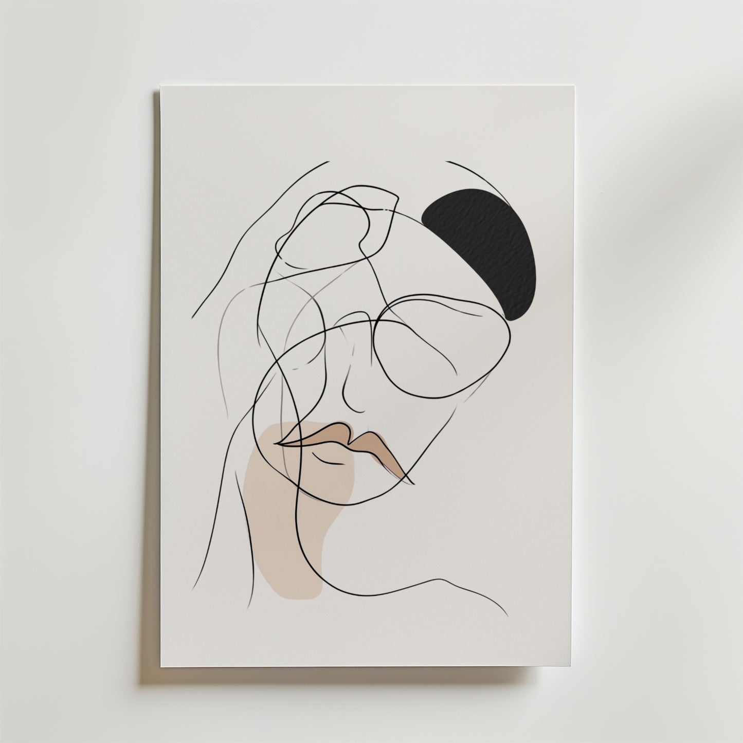 Bozetto Attitude Line Art Woman Poster föreställer ett kvinnoansikte med stora glasögon och mörkt pannband, tecknad med överlappande svarta och beige linjer på matt yta premiumpapper och placerad på en ljus vägg.