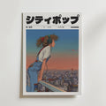 Urban Dawn Poster från Bozetto visar en flicka med hörlurar i anime-stil som tittar ut över en glödande stad i solnedgången, med シティポップ (City Pop) på fet japanska, vilket fångar en vibrerande musikstämning.