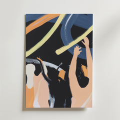 Disco Vibes No.2 Poster by Bozetto föreställer fyra abstrakta figurer med höjda armar bland livfulla streck på en mörk bakgrund, tryckt på FSC-certifierat premiumpapper med en lyxig matt finish för en elegant look.