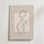 Curvy Line Art Woman Poster by Bozetto har minimalistisk svart linjekonst av en mänsklig figur på en mjuk beige bakgrund, tryckt på premiumpapper och visas på en matt vit yta.