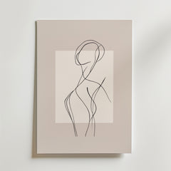 Curvy Line Art Woman Poster by Bozetto har minimalistisk svart linjekonst av en mänsklig figur på en mjuk beige bakgrund, tryckt på premiumpapper och visas på en matt vit yta.