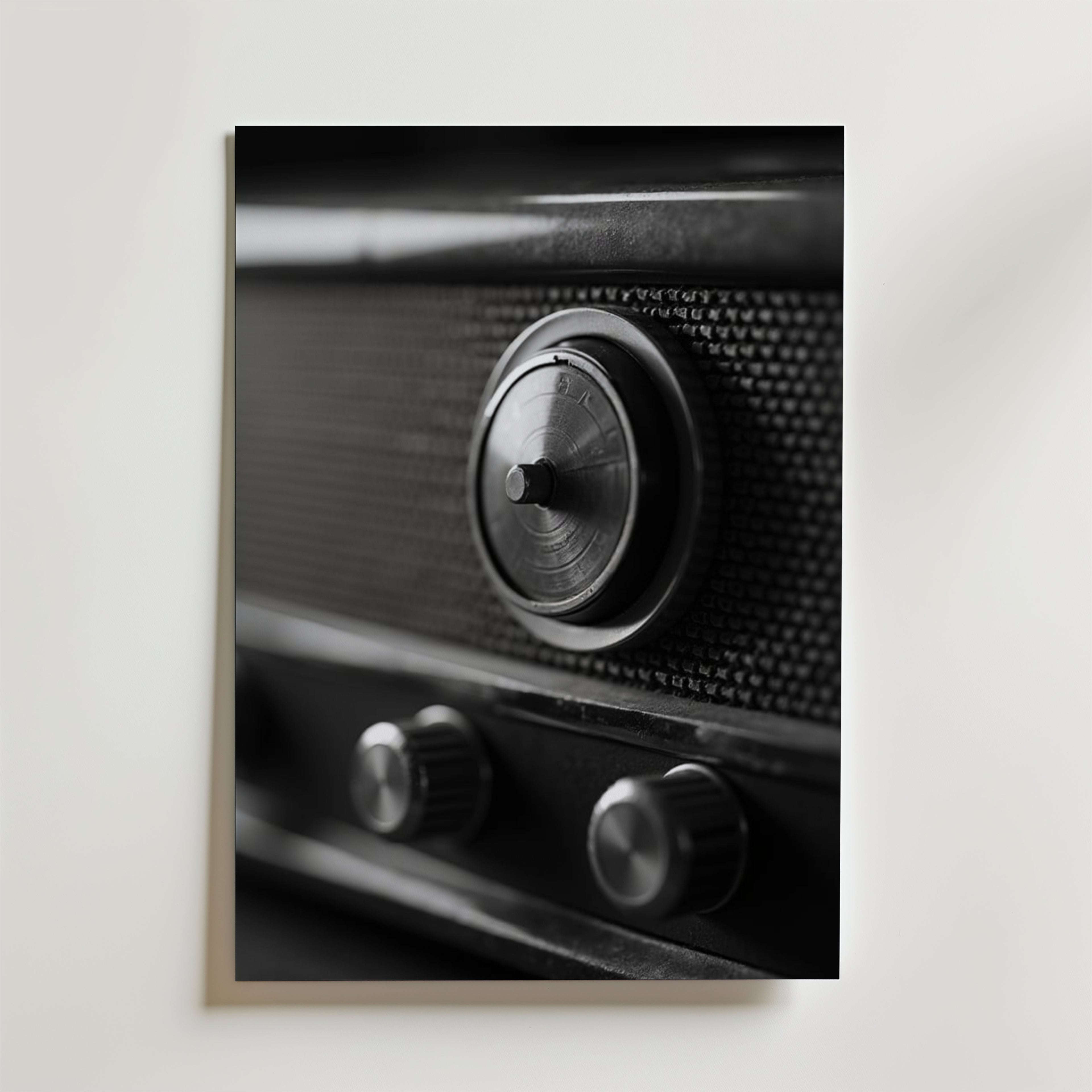 Svartvitt foto av en vintage radio med rund avstämningsratt och två rattar på en slät bakgrund-Bozetto's Old Fashioned Radio Poster är den perfekta retrokonsten, tryckt på premiumpapper.