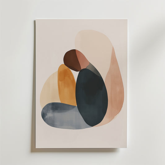 Postern Abstract Embrace från Bozetto visar överlappande organiska former i beige, senapsgult, mörkblått och brunt på vitt matt papper, tillverkad av högkvalitativa material och elegant monterad på en vägg.