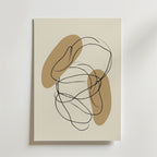 Tangled Rhythm Poster by Bozetto visar svarta linjer i slingor över solbruna accenter på en ljus beige bakgrund, vilket skapar en modern minimalistisk abstrakt konsttryck på lyxigt matt premiumpapper.