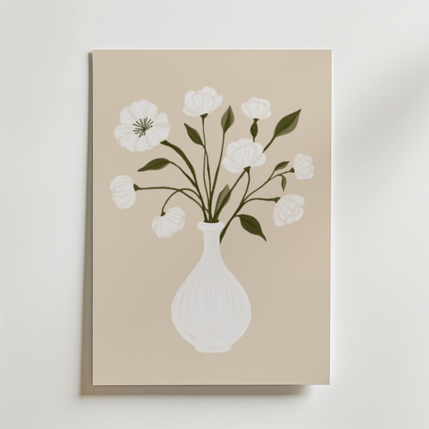 Bozetto Minimalist Floral White Vase Poster föreställer vita blommor med gröna blad i en vit vas på en beige bakgrund, tryckt på FSC-certifierat premiumpapper för en högkvalitativ finish.